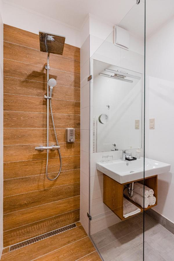 H11 Rooms เอสแตร์กอม ภายนอก รูปภาพ